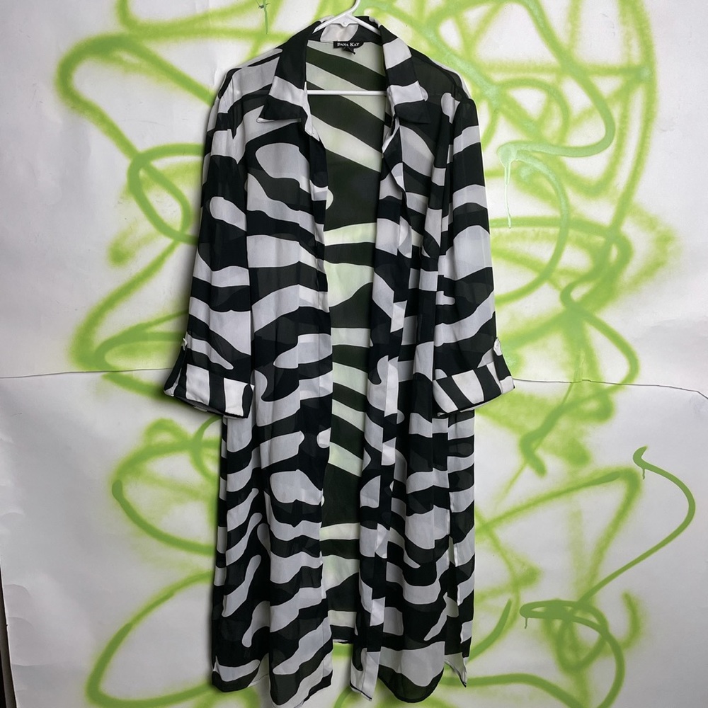 Long flowy back and white duster Kimi a cover up or layering piece super funky